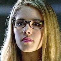 Emily Bett Rickards Nahé